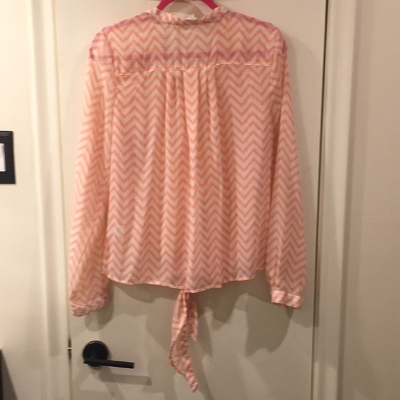 Chevon pattern blouse - Picture 2 of 4